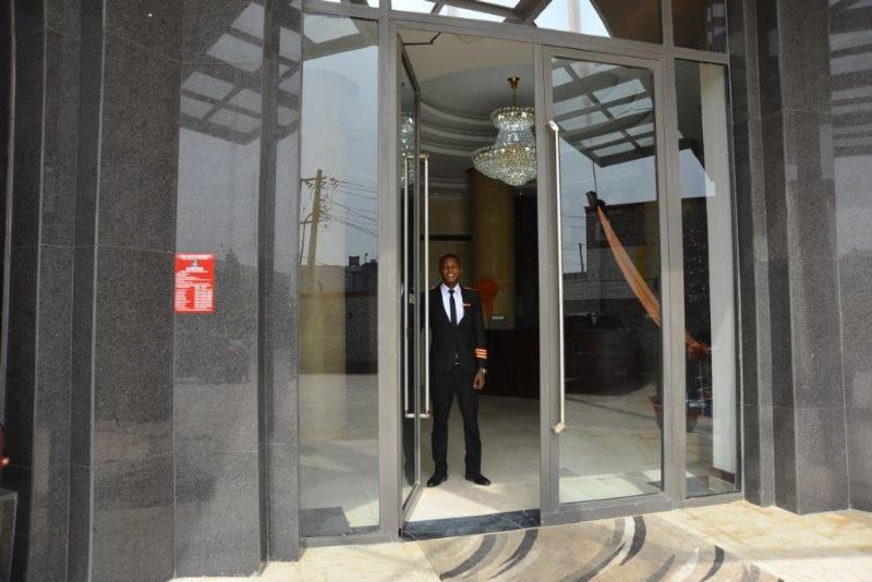Golden Tulip Essential Lagos Airport Hotel Екстериор снимка