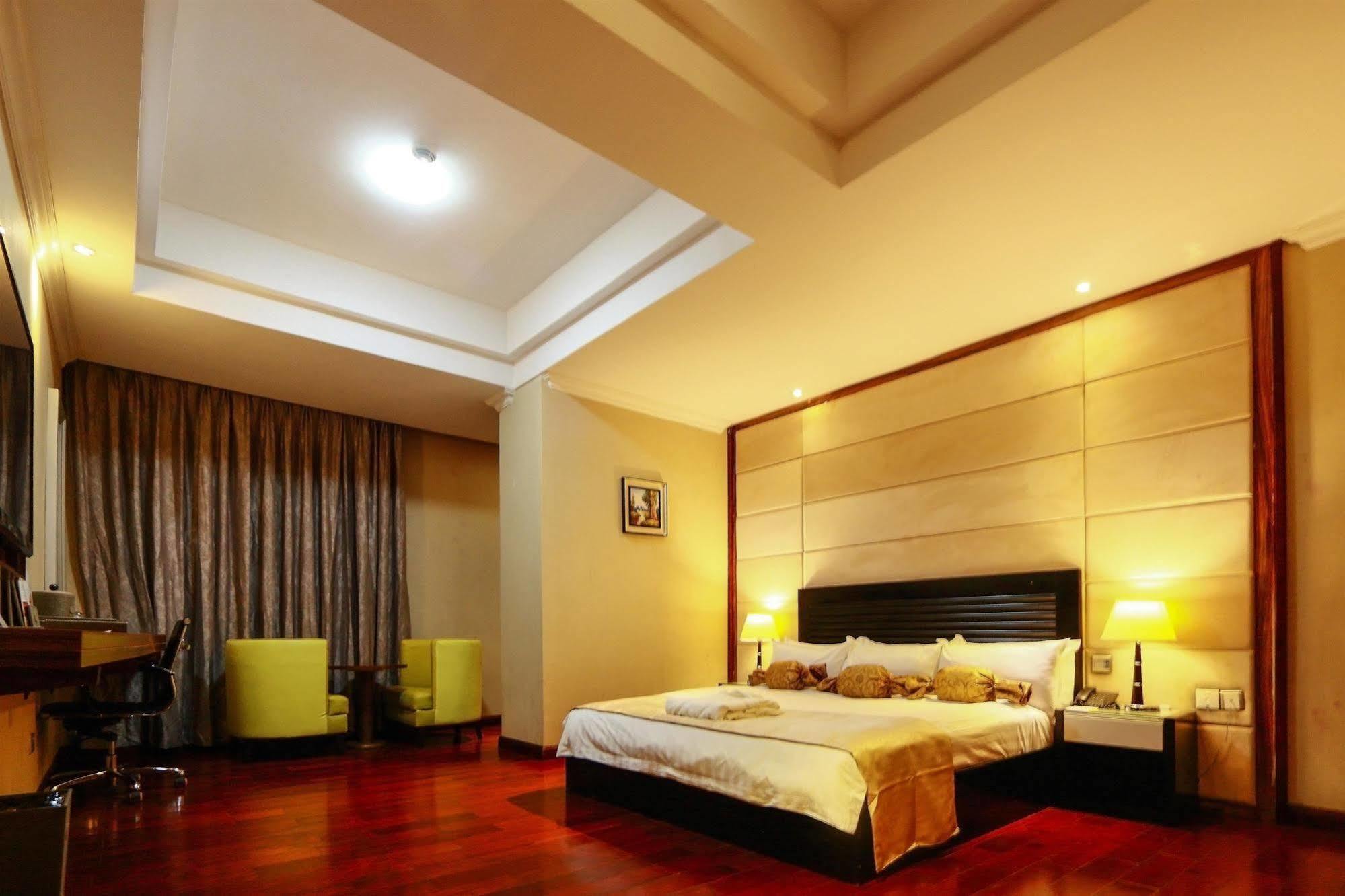 Golden Tulip Essential Lagos Airport Hotel Екстериор снимка