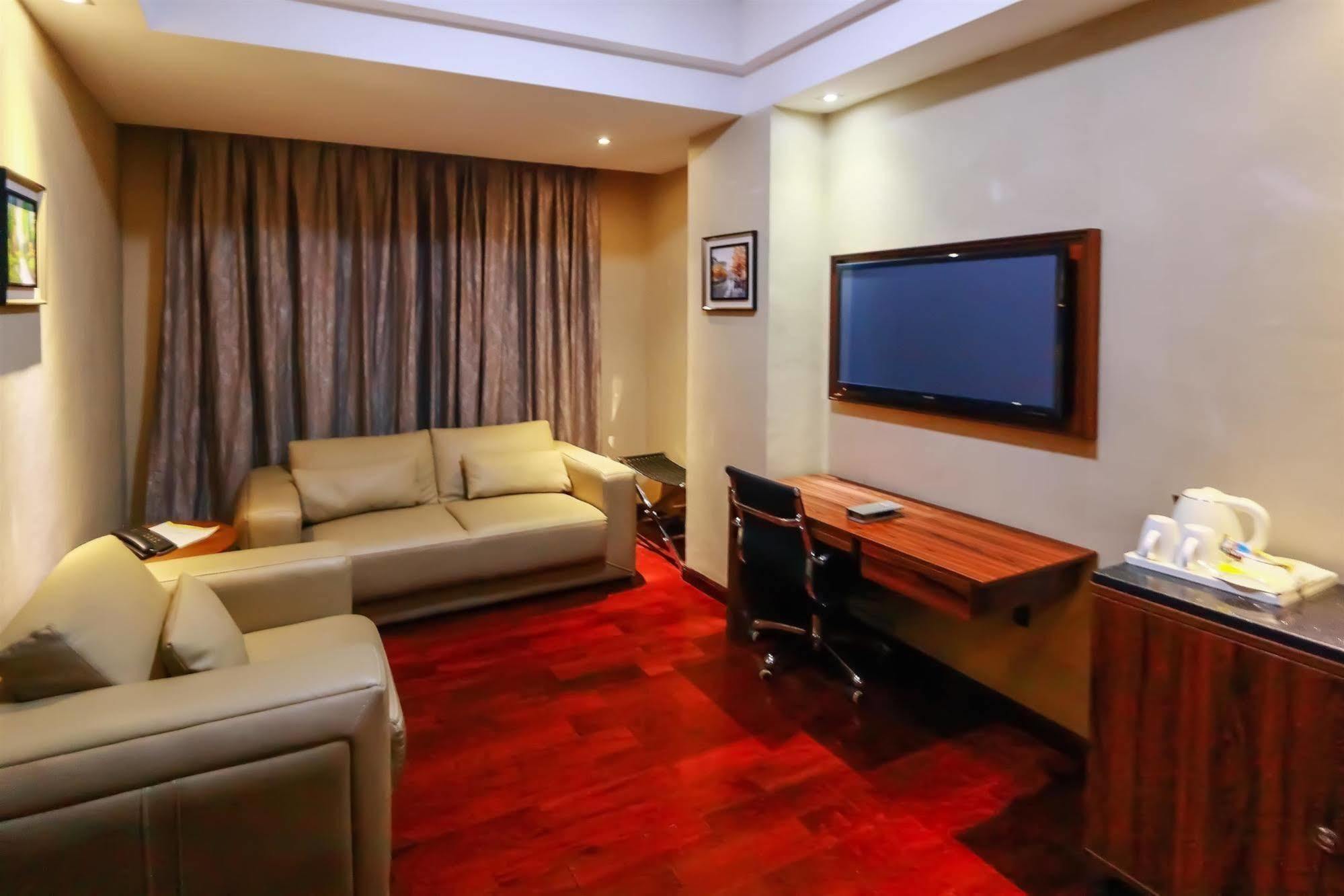 Golden Tulip Essential Lagos Airport Hotel Екстериор снимка