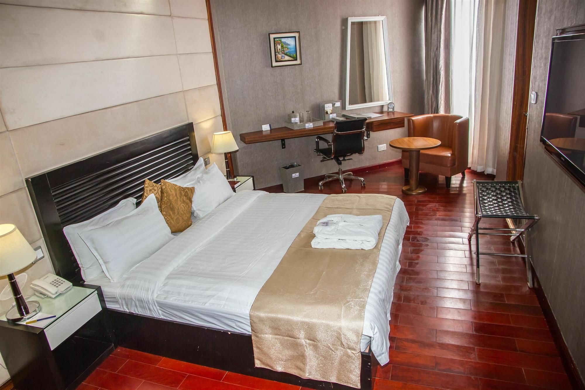 Golden Tulip Essential Lagos Airport Hotel Екстериор снимка