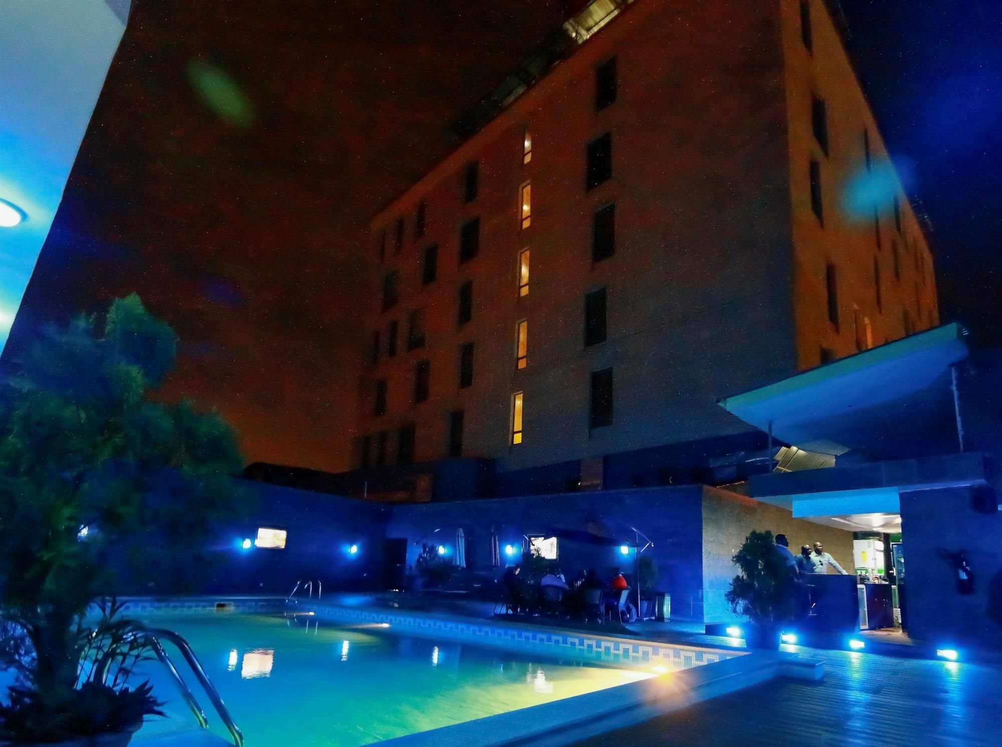 Golden Tulip Essential Lagos Airport Hotel Екстериор снимка